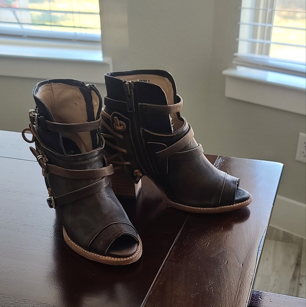 FREEBIRD Carter size 9 color bark brown. Like new worn only 1 time.